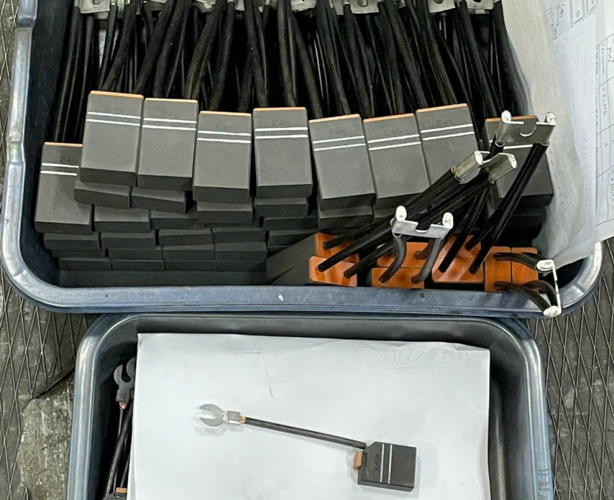 Cảm nhận sự khác biệt với chổi than công nghiệp tiên tiến nhất của chúng tôi.